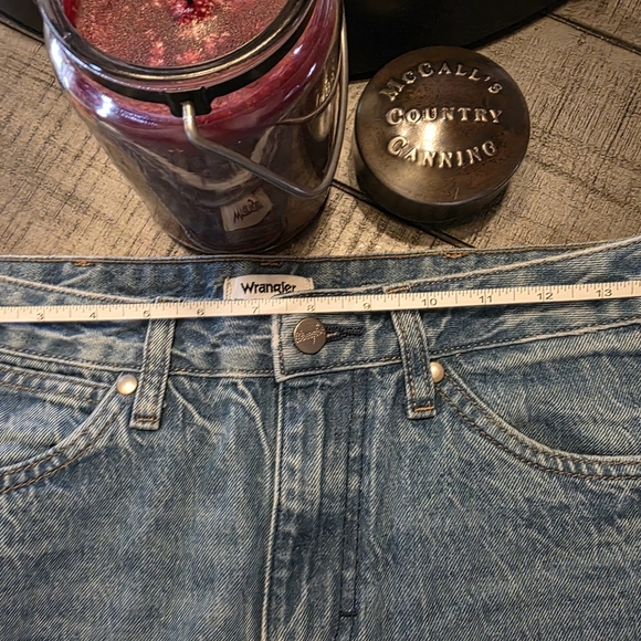 269. Wrangler Worldwide Wide Leg Raw Hem Jeans - Picture 2 of 8